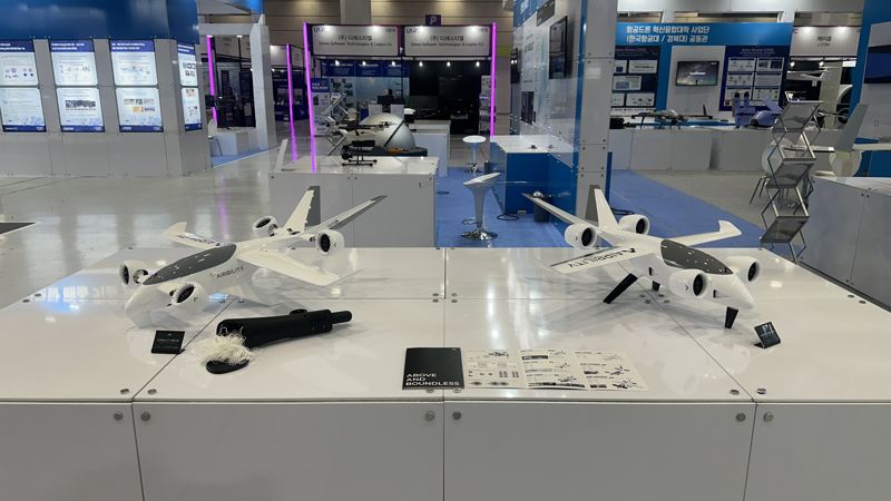 한국무인이동체연구조합은 오는 24일 서울 용산 전쟁기념관에서 국내 산학연관군과 미국 및 우크라이나 업계관계자들이 참석한 가운데 '러-우 전장 드론 혁명, 그 현장으로 초대'를 주제로 컨퍼런스를 개최한다. 사진은 지난해 무인이동체산업 전시회에 소개된 최신 기술의 드론. 한국무인이동체연구조합(KRAUV) 제공