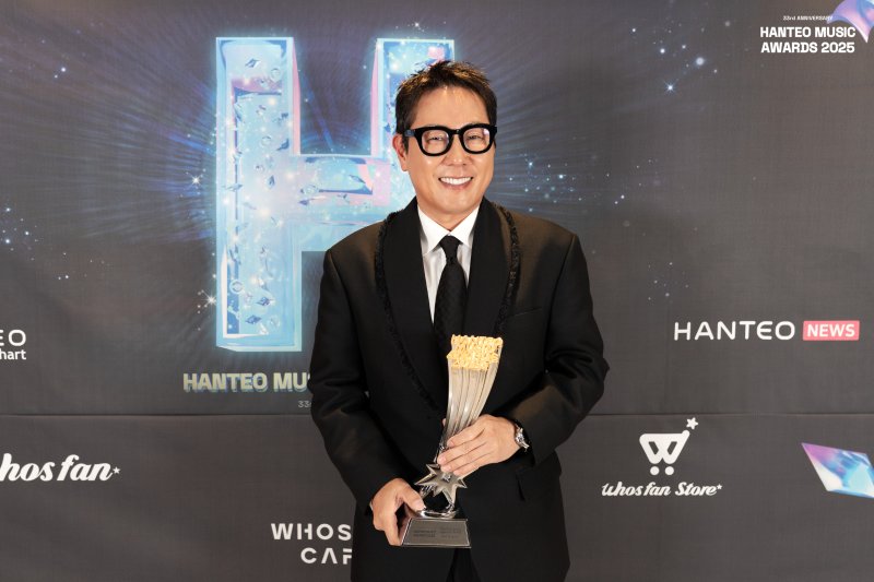 데뷔 36년 된 윤종신이 '30주년-레전드 오브 디 에이지' 상을 받았다.