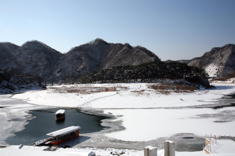 강원도 영월 청령포에 하얀 눈이 소복이 쌓여있다.