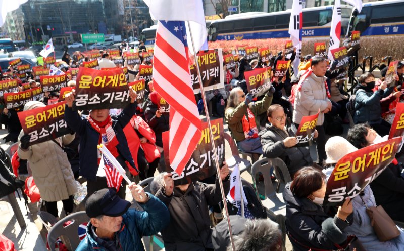 19일 서울 서초구 서울중앙지법 주변에서 열린 '윤 어게인' 집회에서 윤석열 전 대통령 지지자들이 "공소기각", "대통령님 힘내세요" 등의 구호를 외치고 있다. 뉴스1
