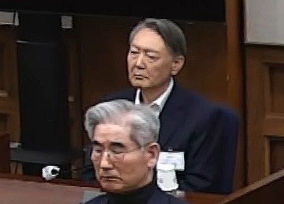 서울중앙지법 형사합의25부 지귀연 부장판사가 19일 오후 내란 우두머리 혐의로 기소된 윤석열 전 대통령에 대한 선고를 하고 있다(위쪽 사진). 재판부는 윤 전 대통령의 비상계엄이 '국헌 문란의 목적'이 있었고 '폭동'에도 해당하는 '내란'이라고 판단했다. 고위공직자범죄수사처(공수처)의 수사권한도 인정했다. 윤석열 전 대통령이 이날 오후 서울 서초구 서울중앙지법에서 열린 12·3 비상계엄 관련 내란 우두머리 혐의 사건 1심 선고 공판에서 피고인석에 앉아 있다. 서울중앙지법 제공 .뉴스1