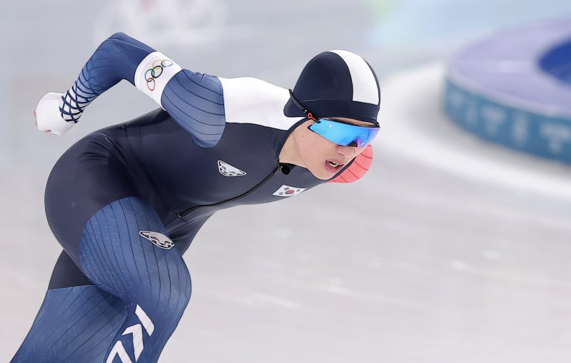 스피드스케이팅 정재원이 19일(현지시간) 이탈리아 밀라노 스피드스케이팅 스타디움에서 열린 스피드 스케이팅 남자 1500m에서 질주하고 있다.뉴스1