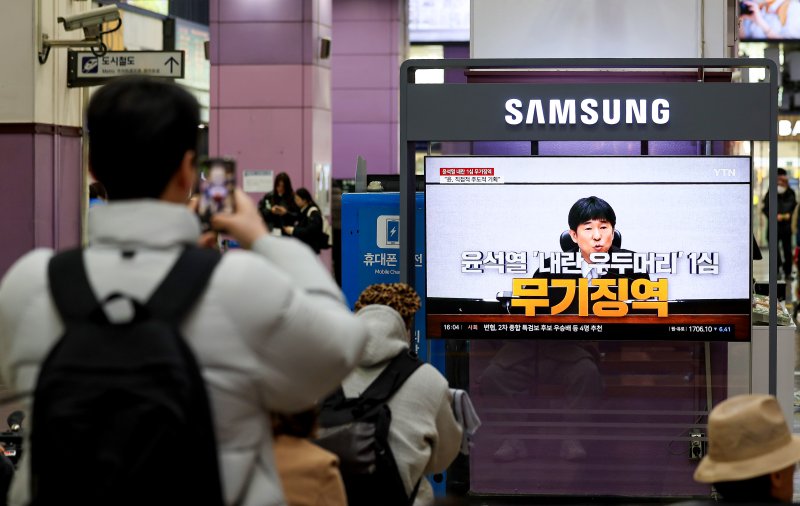 [대구=뉴시스] 이무열 기자 = 19일 대구 동구 동대구역 대합실에서 시민들이 ‘내란 우두머리 혐의’ 윤석열 전 대통령의 1심 선고 공판 TV 생중계를 시청하고 있다. 이날 서울중앙지법 형사합의25부(지귀연 부장판사)는 윤 전 대통령에게 무기징역을 선고했다. 2026.02.19. lmy@newsis.com