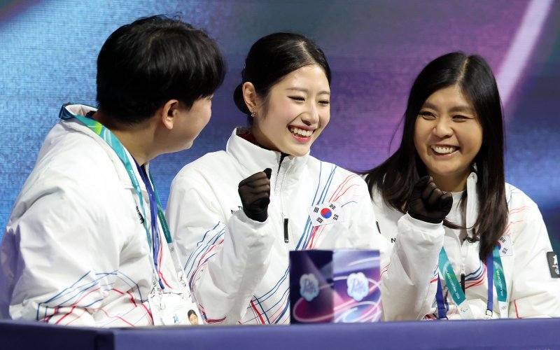 피겨 이해인이 19일(현지시간) 이탈리아 밀라노 아이스스케이팅 아레나에서 열린 2026 밀라노·코르티나담페초 동계올림픽 피겨 스케이팅 여자 싱글 프리 스케이팅에서 시즌 베스트인 140.49점이 나오자 환하게 웃고 있다.뉴스1