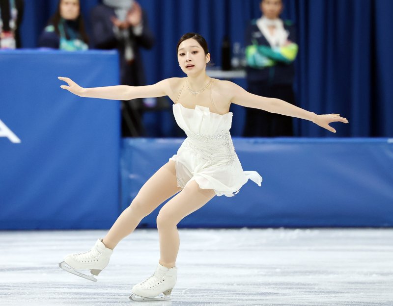 피겨 신지아가 19일(현지시간) 이탈리아 밀라노 아이스스케이팅 아레나에서 열린 2026 밀라노·코르티나담페초 동계올림픽 피겨 스케이팅 여자 싱글 프리 스케이팅에서 연기를 펼치고 있다. 신지아는 이날 싱글 프리 스케이팅에서 기술점수(TES) 75.05점, 예술점수(PCS) 65.97점으로 합계 141.02점을 기록했다. 2026.2.20 ⓒ 뉴스1 김진환 기자