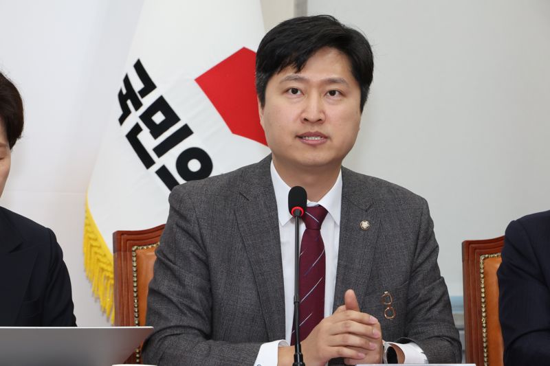 우재준 국민의힘 청년최고위원이 19일 여의도 국회에서 열린 최고위원회의에서 발언을 하고 있다. 사진=박범준 기자