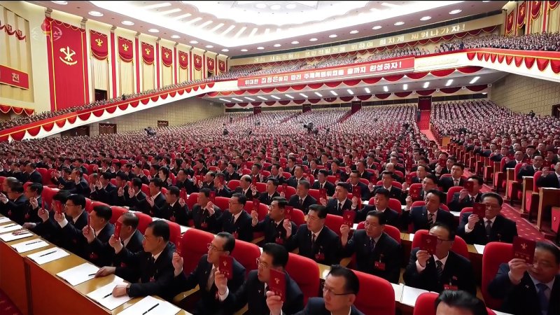 지난 19일 평양 4ㆍ25문화회관에서 노동당 제9차 대회가 열리고 있다. 5000여명의 참석자들이 수여 받은 당대회 대표자 신분증을 들고 있다. 조선중앙TV/연합뉴스