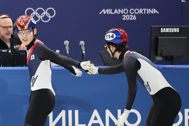 쇼트트랙 임종언이 16일(현지시간) 이탈리아 밀라노 아이스스케이팅 아레나에서 열린 2026 밀라노·코르티나담페초 동계올림픽 쇼트트랙 남자 5000m 계주 준결승에서 1위로 통과한 뒤 신동민과 함께 기뻐하고 있다. 2026.2.16 ⓒ 뉴스1 김진환 기자