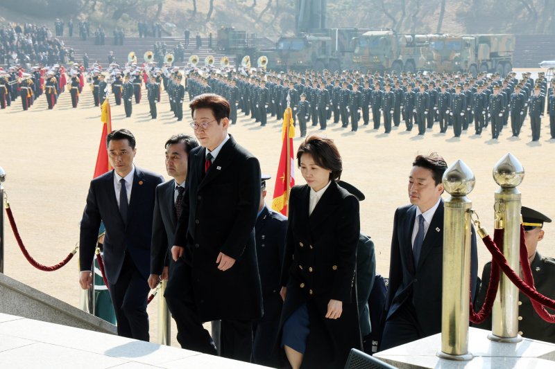 [계룡=뉴시스] 최동준 기자 = 이재명 대통령과 김혜경 여사가 20일 충남 계룡대 대연병장에서 열린 육·해·공군 사관학교 통합임관식에 입장하고 있다. (청와대통신사진기자단) 2026.02.20. photocdj@newsis.com
