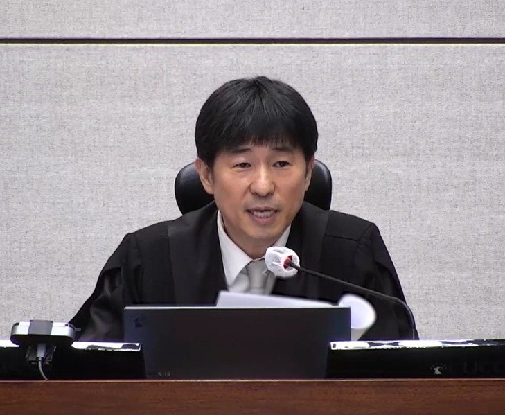 지귀연 부장판사가 19일 오후 서울 서초구 서울중앙지방법원에서 열린 12·3 비상계엄 관련 윤석열 전 대통령 내란 우두머리 혐의 사건 1심 선고공판에서 판결문을 낭독하고 있다. (서울중앙지법 제공. 재판매 및 DB 금지) 2026.2.19 ⓒ 뉴스1