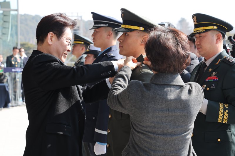 이재명 대통령이 20일 충남 계룡대 대연병장에서 열린 육·해·공군 사관학교 통합임관식에서 임관 장교에게 계급장을 달아주고 있다. 2026.2.20 ⓒ 뉴스1 이재명 기자