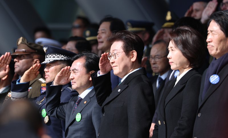 이재명 대통령이 20일 충남 계룡대 대연병장에서 열린 육·해·공군 사관학교 통합임관식에서 거수경례를 하고 있다. (청와대통신사진기자단) 2026.2.20 ⓒ 뉴스1 이재명 기자