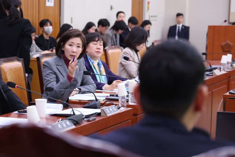 나경원 국민의힘 의원이 20일 서울 여의도 국회에서 열린 법제사법위원회 법안심사제1소위원회에서 김용민 소위원장에게 항의하고 있다. 2026.2.20 ⓒ 뉴스1 신웅수 기자