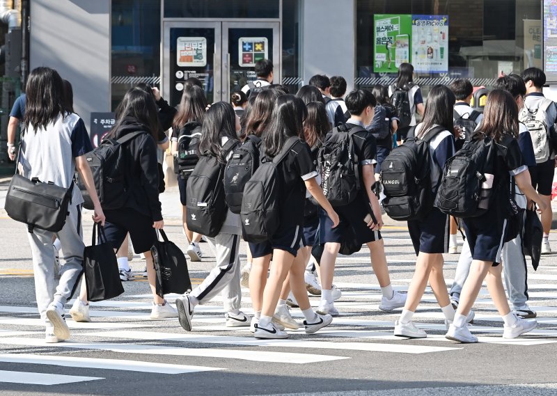 [수원=뉴시스] 김종택 기자 = 경기도내 초 ·중 ·고등학교가 개학한 19일 경기도 수원시 영통구 망포동에서 학생들이 등교를 하고 있다. 2024.08.19. jtk@newsis.com