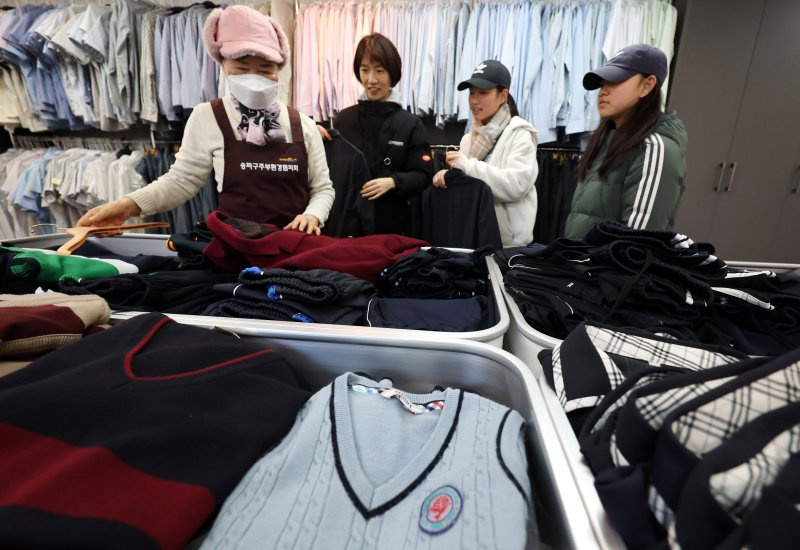 [서울=뉴시스] 추상철 기자 = 21일 오후 서울 송파구 '나눔교복 매장'에서 학부모와 학생이 교복을 고르고 있다. 송파구는 고물가 시대 새 학년을 맞이해 졸업생과 각 학교로 부터 기증받은 교복을 기증 받아 저렴하게 판매하는 '나눔교복 매장'을 상설 운영하고 있다. 2025.02.21. scchoo@newsis.com
