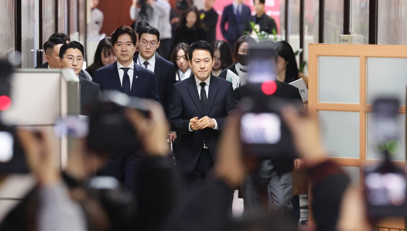 장동혁 국민의힘 대표가 20일 서울 여의도 국회에서 윤석열 전 대통령 1심 선고에 대한 입장을 발표하는 기자회견에 참석하고 있다. 2026.2.20 ⓒ 뉴스1 신웅수 기자