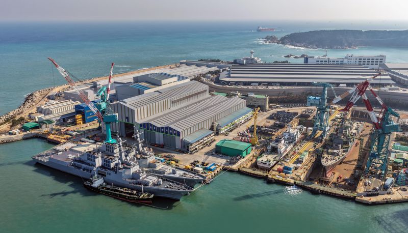 HD현대중공업 울산 조선소에 집결한 최신예 이지스 구축함 1~3번함 '정조대왕함·다산정약용함·대호김종서함'의 모습. HD현대중공업 제공