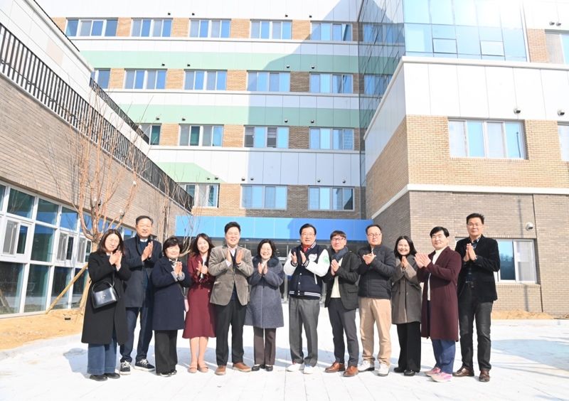 이현재 하남시장(왼쪽 일곱 번째)과 광주하남교육지원청 관계자들이 한홀중학교 합동 안전 최종 점검 후 기념 촬영을 하고 있다. 하남시 제공