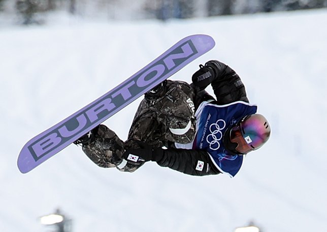 스노보드 유승은이 18일(현지시간) 이탈리아 리비뇨 스노파크에서 열린 2026 밀라노·코르티나담페초 동계올림픽 스노보드 여자 슬로프스타일 2차 결선 경기를 펼치고 있다. 유승은은 최종 34.18점을 기록, 결선 출전 12명 중 최하위에 머물며 멀티 메달 도전에 실패했다. 2026.2.18 ⓒ 뉴스1 김진환 기자