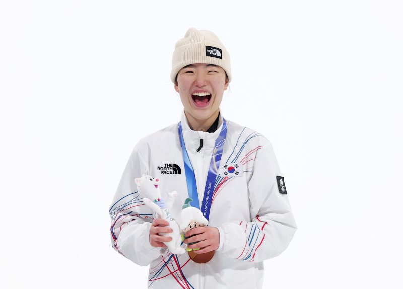 9일(현지시간) 이탈리아 리비뇨 스노파크에서 열린 2026 밀라노·코르티나담페초 동계올림픽 스노보드 여자 빅에어 시상식에서 동메달을 차지한 유승은이 미소 짓고 있다. 2026.2.10 ⓒ 뉴스1 김성진 기자