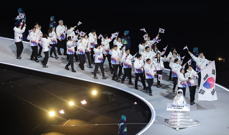 개회식에서 입장 중인 대한민국 선수단. 2026.2.7 ⓒ 뉴스1 김성진 기자