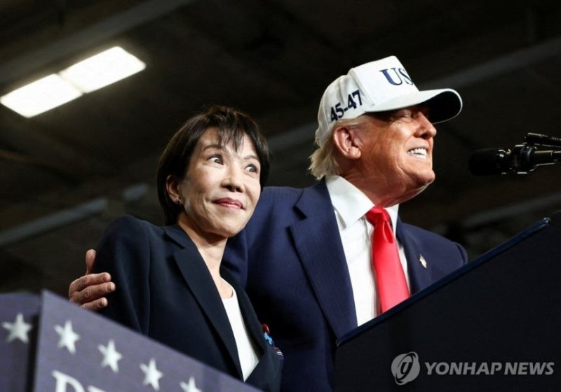 지난해 10월 28일 일본 요코스카 미군기지에 등장한 트럼프 대통령과 다카이치 총리 (출처=연합뉴스)