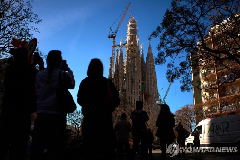 20일 사그라다 파밀리아를 바라보는 관광객들 (출처=연합뉴스)