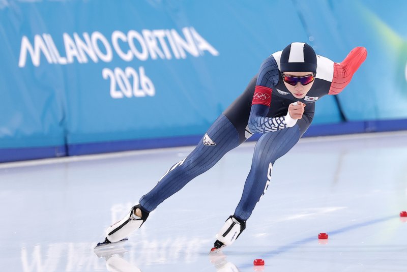 스피드스케이팅 임리원이 21일 이탈리아 밀라노 스피드스케이팅 스타디움에서 열린 스피드 스케이팅 여자 1500m에서 질주하고 있다. 뉴스1