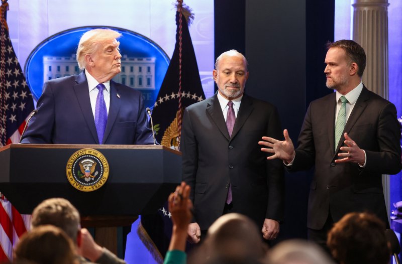 지난달 20일 미국 워싱턴DC 백악관에서 (왼쪽부터) 도널드 트럼프 미국 대통령, 하워드 러트닉 미국 상무장관, 제이미슨 그리어 미국 무역대표부(USTR) 대표가 기자회견을 하고 있다.로이터연합뉴스