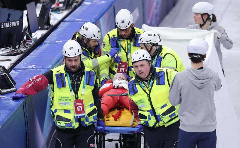 폴란드 카밀라 셀리에르가 20일(현지시간) 이탈리아 밀라노 아이스 스케이팅 아레나에서 열린 2026 밀라노·코르티나담페초 동계올림픽 쇼트트랙 여자 1500m 준준결승에서 미국 크리스틴 산토스 그리스월드와 충돌한 후 들것에 실려 나가고 있다. 뉴스1