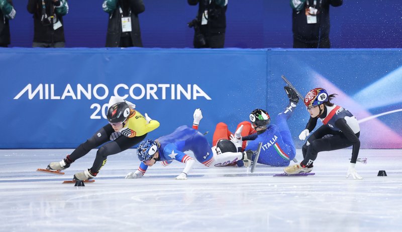 20일(현지시간) 이탈리아 밀라노 아이스스케이팅 아레나에서 열린 2026 밀라노ㆍ코르티나담페초 동계올림픽 쇼트트랙 여자 1,500m 준준결승 6조 경기에서 폴란드의 카밀라 셀리에르가 크리스틴 산토스-그리즈월드(미국), 아리안나 폰타나(이탈리아)와 엉켜 넘어지고 있다.연합뉴스