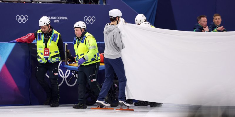 폴란드의 카밀라 셀리에르가 20일(현지시간) 이탈리아 밀라노 아이스 스케이팅 아레나에서 열린 2026 밀라노·코르티나담페초 동계올림픽 쇼트트랙 여자 1500m 준준결승에서 미국의 크리스틴 산토스 그리즈월드, 이탈리아의 아리안나 폰타나와 충돌 후 부상으로 들것에 실려 나가고 있다.뉴스1