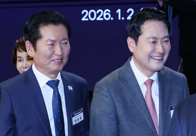 정청래(왼쪽) 더불어민주당 대표와 장동혁 국민의힘 대표. 2026.1.2 ⓒ 뉴스1 사진공동취재단