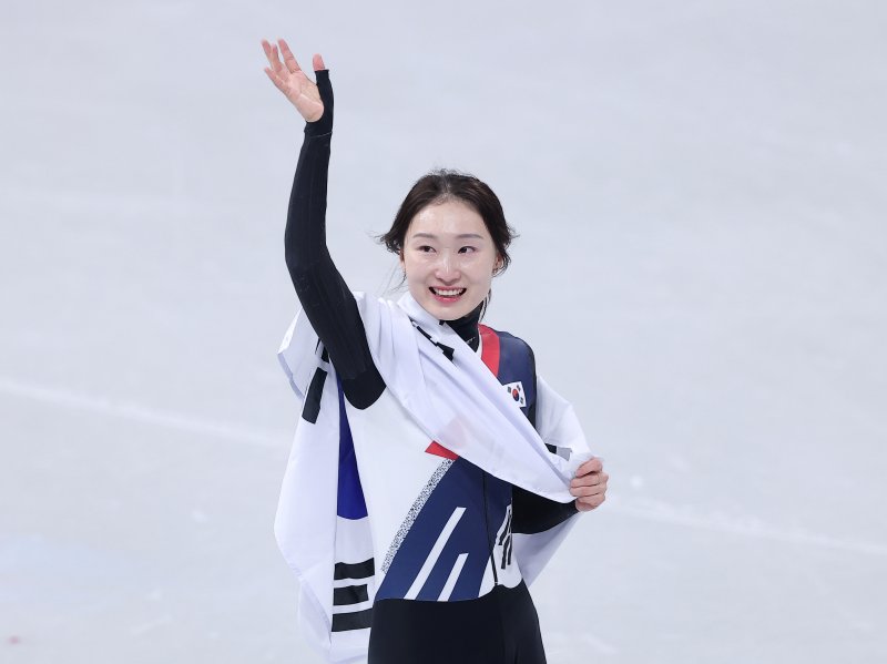 쇼트트랙 최민정이 20일(현지시간) 이탈리아 밀라노 아이스 스케이팅 아레나에서 열린 2026 밀라노·코르티나담페초 동계올림픽 쇼트트랙 여자 1500m 결승에서 은메달을 확보한 후 태극기를 두른 채 인사하고 있다. ⓒ 뉴스1 김성진 기자