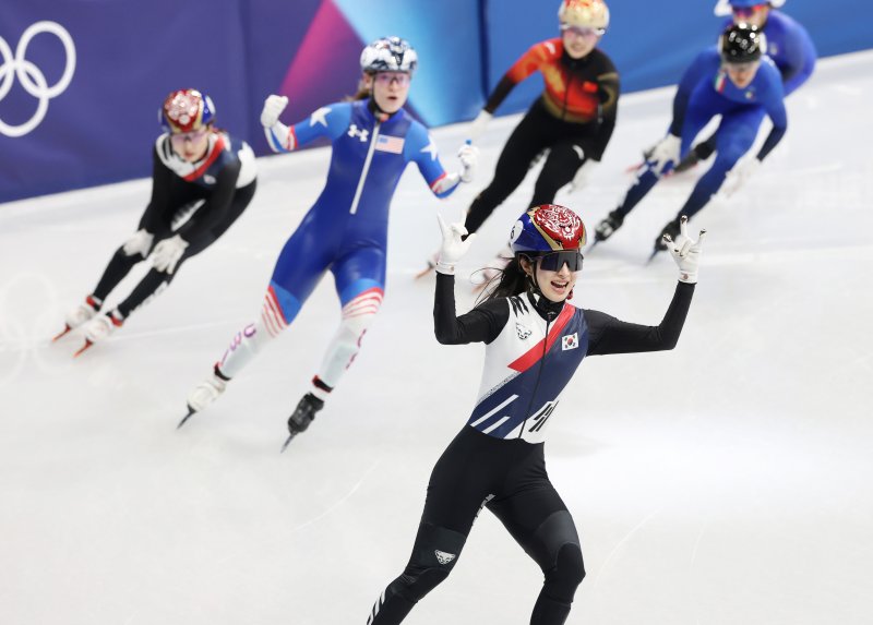 20일(현지시간) 이탈리아 밀라노 아이스스케이팅 아레나에서 열린 2026 밀라노-코르티나담페초 동계올림픽 쇼트트랙 여자 1500m 결승에서 1위해 금메달을 따낸 김길리가 세리머니를 하고 있다.연합뉴스