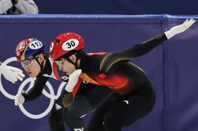 쇼트트랙 임종언과 중국 린샤오쥔(임효준)이 16일(현지시간) 이탈리아 밀라노 아이스스케이팅 아레나에서 열린 2026 밀라노·코르티나담페초 동계올림픽 쇼트트랙 남자 500m 예선에서 질주하고 있다. 2026.2.16 ⓒ 뉴스1 김진환 기자