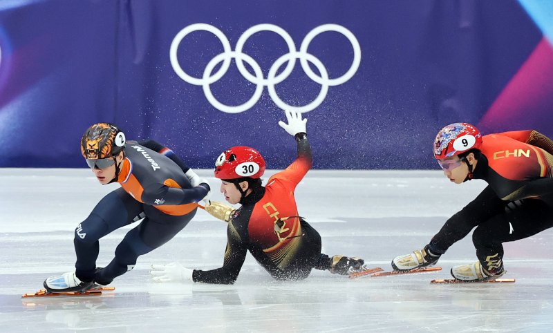 중국 쇼트트랙 선수 린샤오쥔(한국명 임효준)이 14일(현지시간) 이탈리아 밀라노 아이스스케이팅 아레나에서 열린 2026 밀라노·코르티나담페초 동계올림픽 쇼트트랙 남자 1500m 준준결승에서 넘어지고 있다. 2026.2.15 ⓒ 뉴스1 김진환 기자