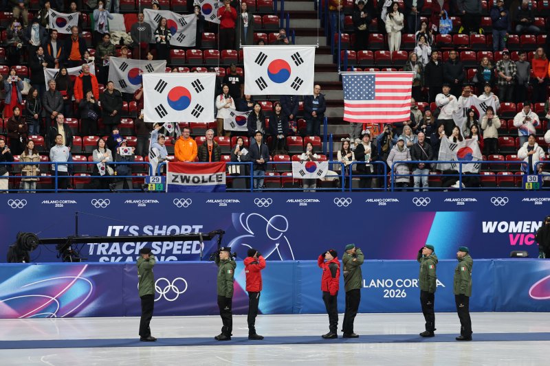 20일(현지시간) 이탈리아 밀라노 아이스스케이팅 아레나에서 열린 2026 밀라노ㆍ코르티나담페초 동계올림픽 쇼트트랙 여자 1,500m 시상식에서 태극기 두개가 나란히 걸려있다. 이날 김길리와 최민정이 나란히 금메달ㆍ은메달을 따냈다. 연합뉴스