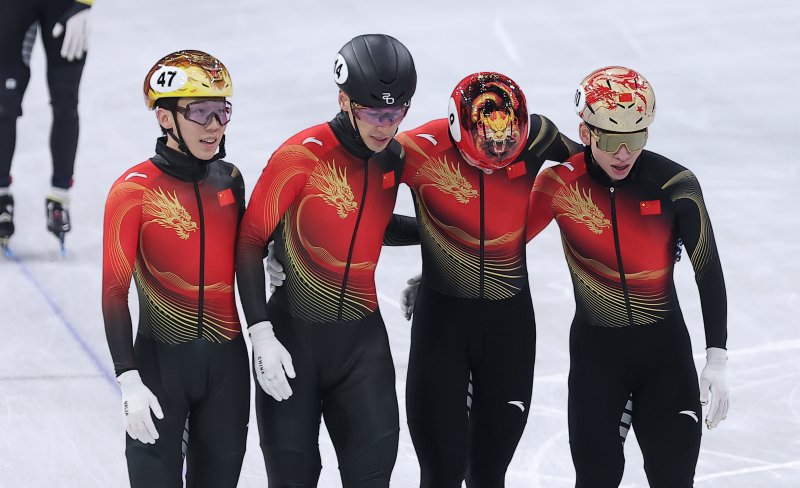 중국 쇼트트랙 선수 린샤오쥔(한국명 임효준)이 20일(현지시간) 이탈리아 밀라노 아이스 스케이팅 아레나에서 열린 2026 밀라노·코르티나담페초 동계올림픽 쇼트트랙 남자 5000m 계주 결승B에서 1위를 기록한 후 기뻐하고 있다.뉴스1