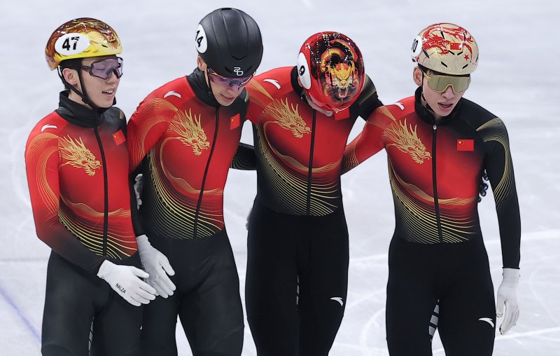 중국 쇼트트랙 선수 린샤오쥔(한국명 임효준)이 20일(현지시간) 이탈리아 밀라노 아이스 스케이팅 아레나에서 열린 2026 밀라노·코르티나담페초 동계올림픽 쇼트트랙 남자 5000m 계주 결승B에서 1위를 기록한 후 기뻐하고 있다.뉴스1