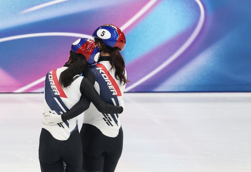 20일(현지시간) 이탈리아 밀라노 아이스스케이팅 아레나에서 열린 2026 밀라노-코르티나담페초 동계올림픽 쇼트트랙 여자 1500m 결승에서 금메달을 차지한 김길리와 은메달을 차지한 최민정이 서로를 안고 있다.연합뉴스