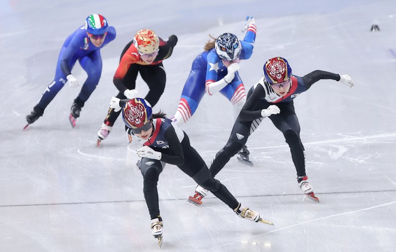쇼트트랙 김길리와 최민정이 20일(현지시간) 이탈리아 밀라노 아이스 스케이팅 아레나에서 열린 2026 밀라노·코르티나담페초 동계올림픽 쇼트트랙 여자 1500m 결승에서 질주하고 있다. 2026.2.21 ⓒ 뉴스1 김성진 기자