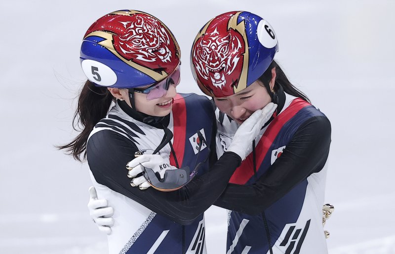 쇼트트랙 여자 1500m에서 은메달을 확보한 최민정(왼쪽)이 20일(현지시간) 이탈리아 밀라노 아이스 스케이팅 아레나에서 열린 2026 밀라노·코르티나담페초 동계올림픽 쇼트트랙 여자 1500m 결승에서 금메달을 확보한 후 김길리를 축하하고 있다. 2026.2.21 ⓒ 뉴스1 김성진 기자
