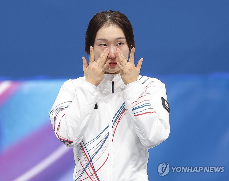 은메달 시상식에서 눈물 흘리는 최민정.연합뉴스