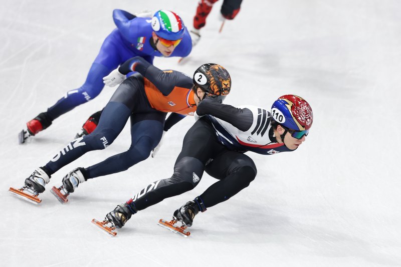 이탈리아 밀라노 아이스스케이팅 아레나에서 열린 2026 밀라노ㆍ코르티나담페초 동계올림픽 쇼트트랙 남자 5,000m 계주 결승에서 황대헌이 레이스를 펼치고 있다.연합뉴스