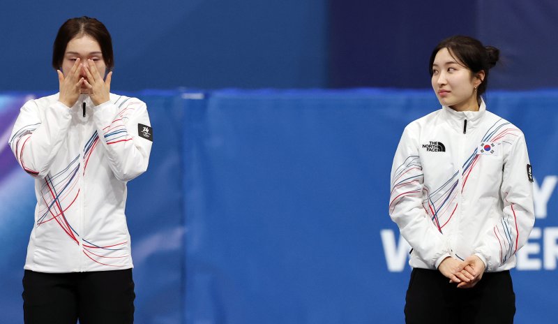 20일(현지시간) 이탈리아 밀라노 아이스스케이팅 아레나에서 열린 2026 밀라노·코르티나담페초 동계올림픽 쇼트트랙 여자 1500m에서 금메달을 획득한 김길리가 은메달을 획득 후 눈물 흘리는 최민정을 바라보고 있다. 뉴스1