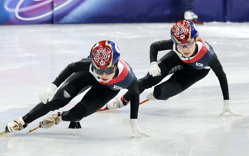 쇼트트랙 김길리와 최민정이 20일(현지시간) 이탈리아 밀라노 아이스 스케이팅 아레나에서 열린 2026 밀라노·코르티나담페초 동계올림픽 쇼트트랙 여자 1500m 결승에서 역주를 펼치고 있다. 2026.2.21 ⓒ 뉴스1 김진환 기자