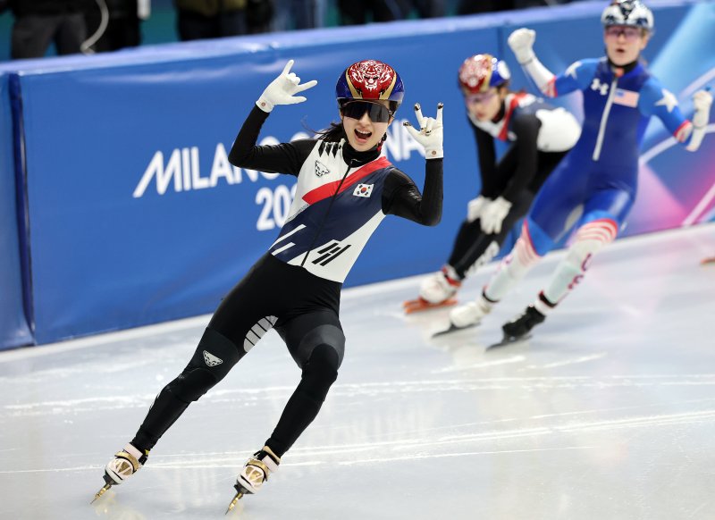 쇼트트랙 김길리가 20일(현지시간) 이탈리아 밀라노 아이스 스케이팅 아레나에서 열린 2026 밀라노·코르티나담페초 동계올림픽 쇼트트랙 여자 1500m 결승에서 금메달을 확보한 후 환호하고 있다. 2026.2.21 ⓒ 뉴스1 김진환 기자