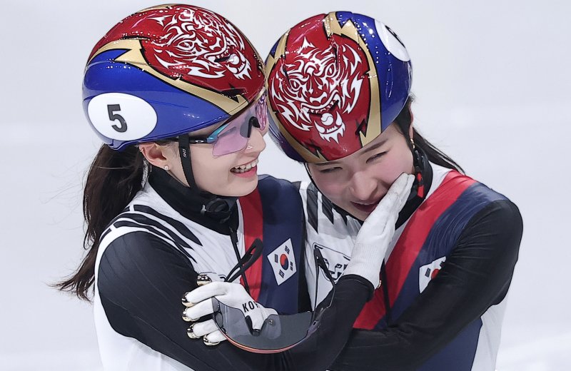 쇼트트랙 여자 1500m에서 은메달을 확보한 최민정(왼쪽)이 20일(현지시간) 이탈리아 밀라노 아이스 스케이팅 아레나에서 열린 2026 밀라노·코르티나담페초 동계올림픽 쇼트트랙 여자 1500m 결승에서 금메달을 확보한 후 김길리를 축하하고 있다.뉴스1