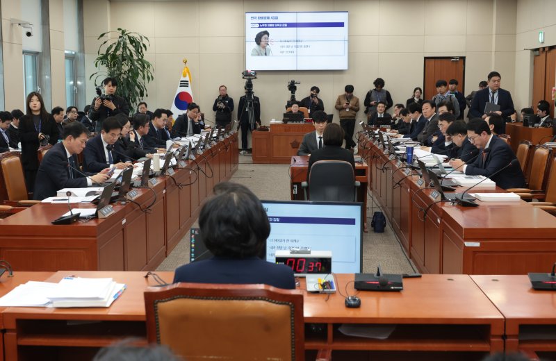 [서울=뉴시스] 고승민 기자 = 이혜훈 기획예산처 장관 후보자가 23일 오전 서울 여의도 국회 재정경제기획위원회 전체회의에서 열린 인사청문회에서 의원 질의에 답변하고 있다.(공동취재) 2026.01.23. photo@newsis.com